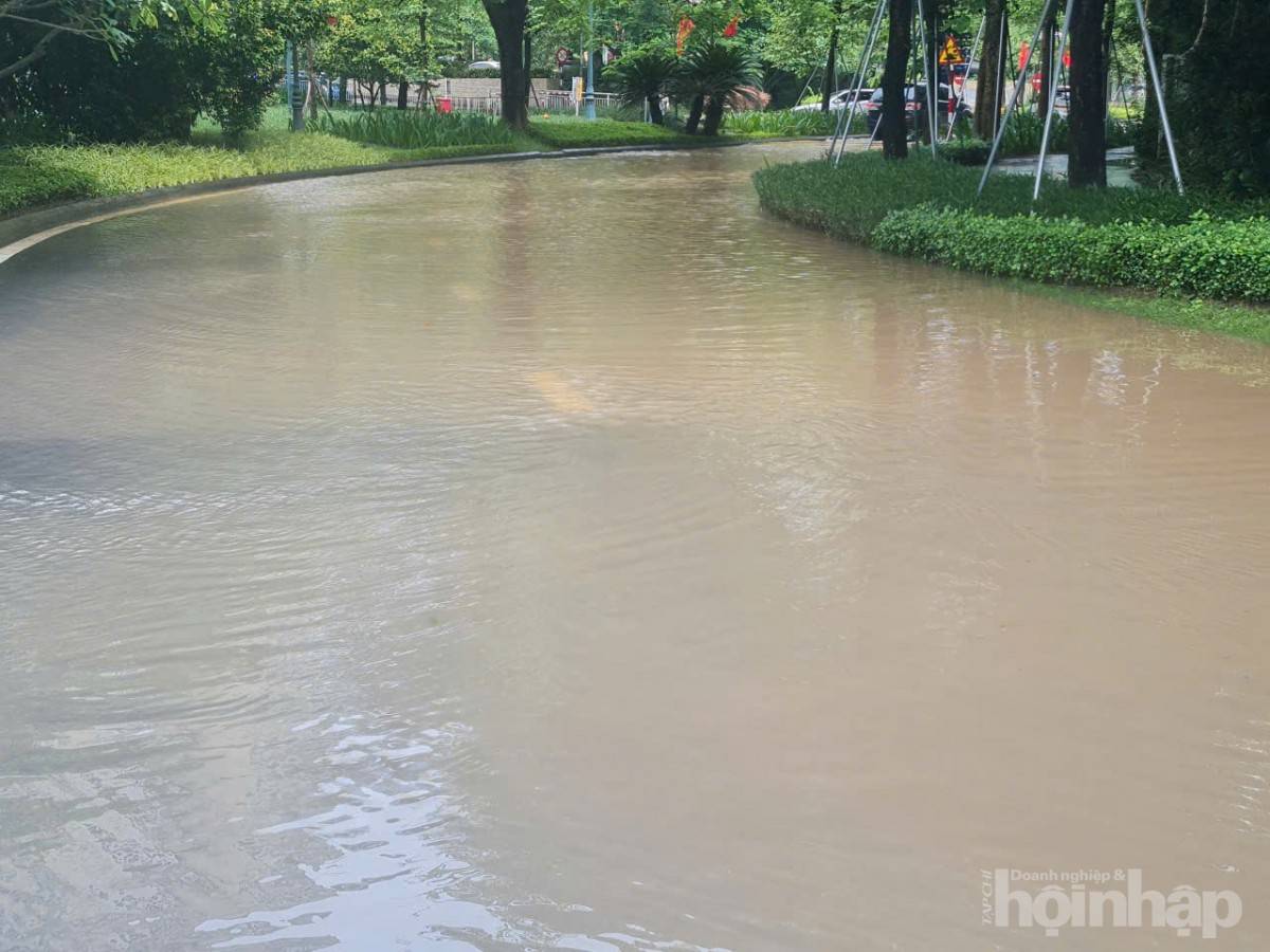 Biệt thự triệu đô của giới siêu giàu Hà Nội chìm trong biển nước sau bão Kajiki