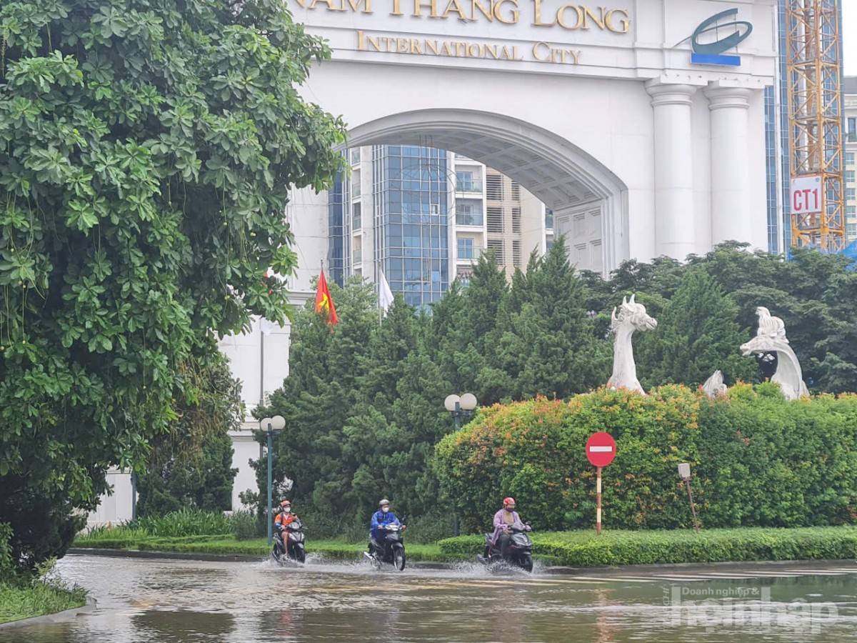 Biệt thự triệu đô của giới siêu giàu Hà Nội chìm trong biển nước sau bão Kajiki