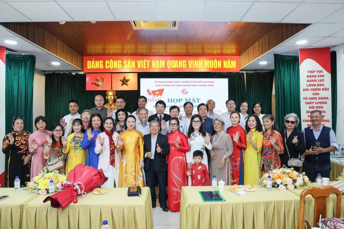 Các đại biểu chụp ảnh kỷ niệm tại buổi họp mặt Các đại biểu chụp ảnh kỷ niệm tại buổi họp mặt