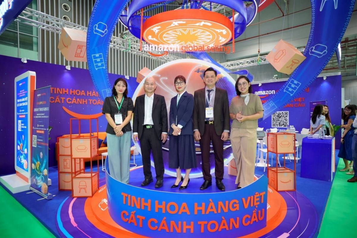 Ông Nguyễn Nguyên Phương, Phó Giám đốc Sở Công Thương TP.HCM tham quan gian hàng của Amazon Global Selling Việt Nam tại VIFA ASEAN EXPO 2025