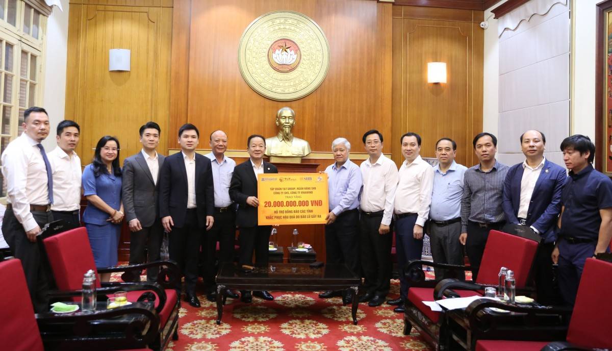 Ông Đỗ Quang Hiển, Nhà sáng lập, Chủ tịch Điều hành Tập đoàn T&T, Chủ tịch HĐQT Ngân hàng SHB trao ủng hộ 20 tỷ đồng cho Ủy ban Trung ương MTTQ Việt Nam nhằm hỗ trợ các địa phương khắc phục thiệt hại sau bão số 3 năm 2024