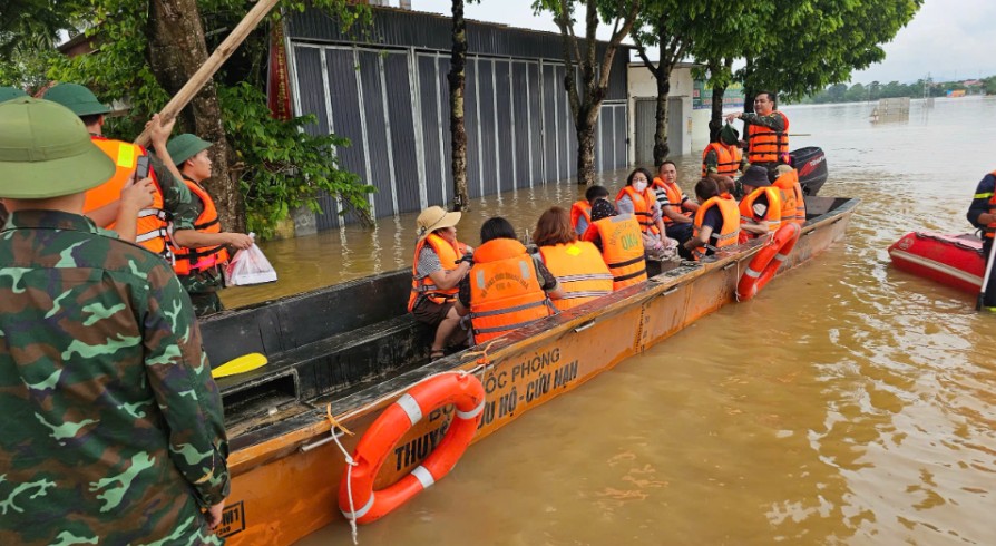 Thanh Hóa: Chính quyền và lực lượng chức năng sát cánh cùng dân vùng lũ