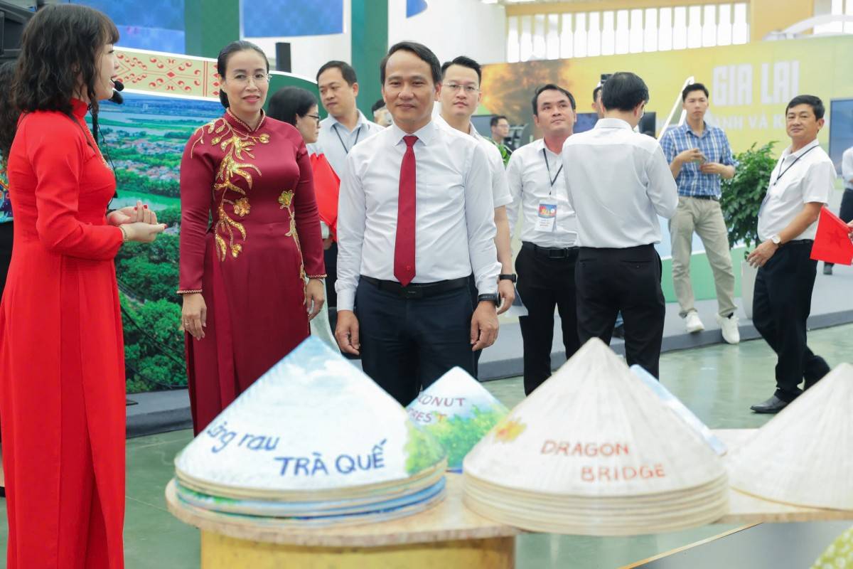 Bà Nguyễn Thị Anh Thi – Phó Chủ tịch UBND thành phố Đà Nẵng (áo dài đỏ, người thứ 2 từ trái qua)