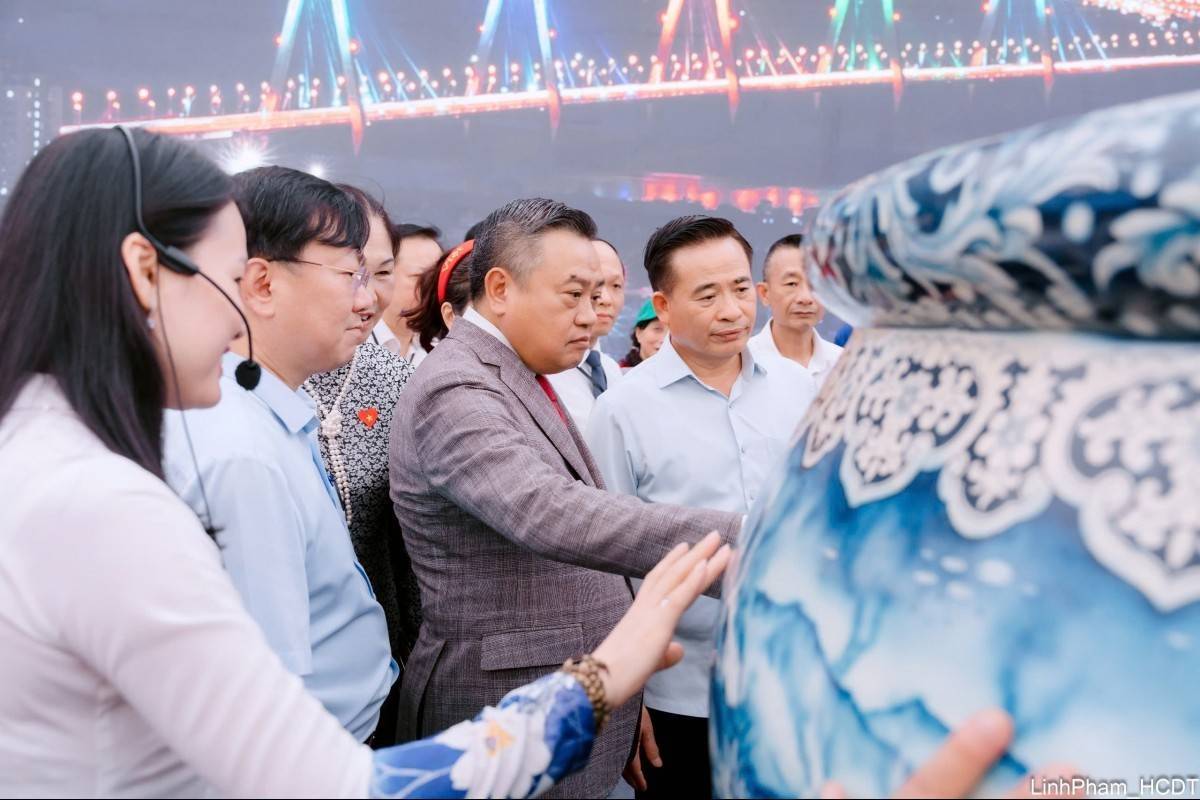 Chủ tịch UBND TP Hà Nội Trần Sỹ Thanh tham quan Không gian Truyền thống và Sáng tạo Hà Nội 2025