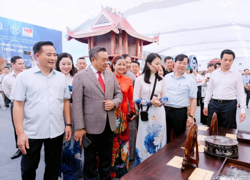 Chủ tịch UBND TP Hà Nội Trần Sỹ Thanh tham quan Không gian Truyền thống và Sáng tạo Hà Nội 2025