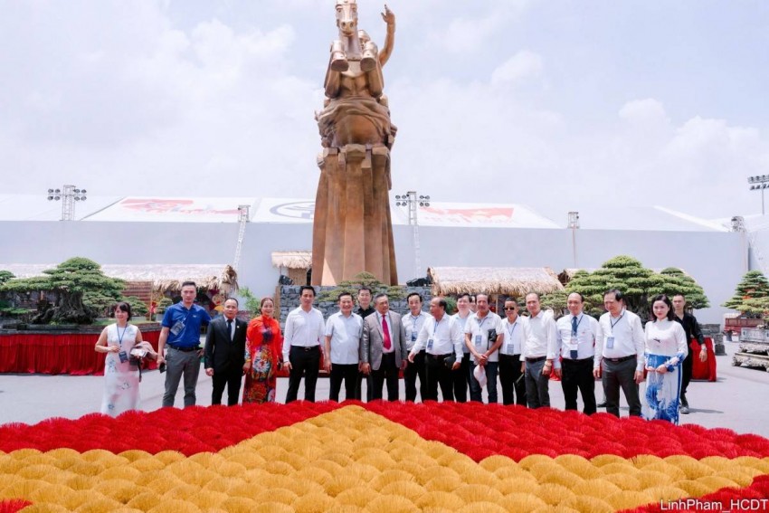 Chủ tịch UBND TP Hà Nội Trần Sỹ Thanh tham quan Không gian Truyền thống và Sáng tạo Hà Nội 2025