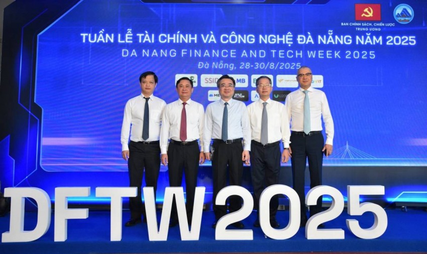 Lãnh đạo Trung ương và thành phố tham dự Diễn đàn Tài chính thường niên Việt Nam năm 2025.
