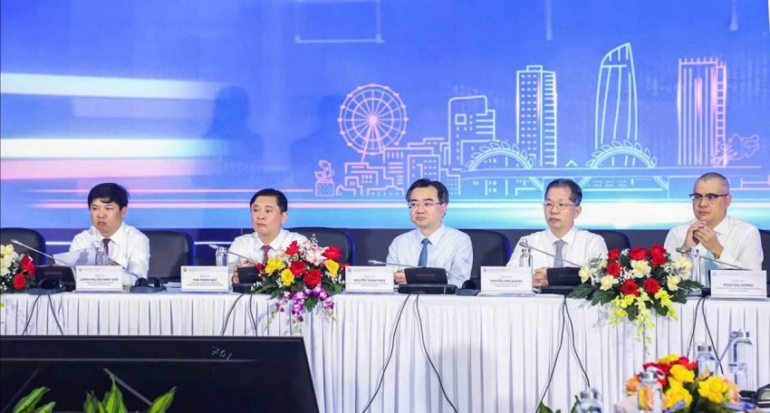 Các đồng chí lãnh đạo chủ trì diễn đàn