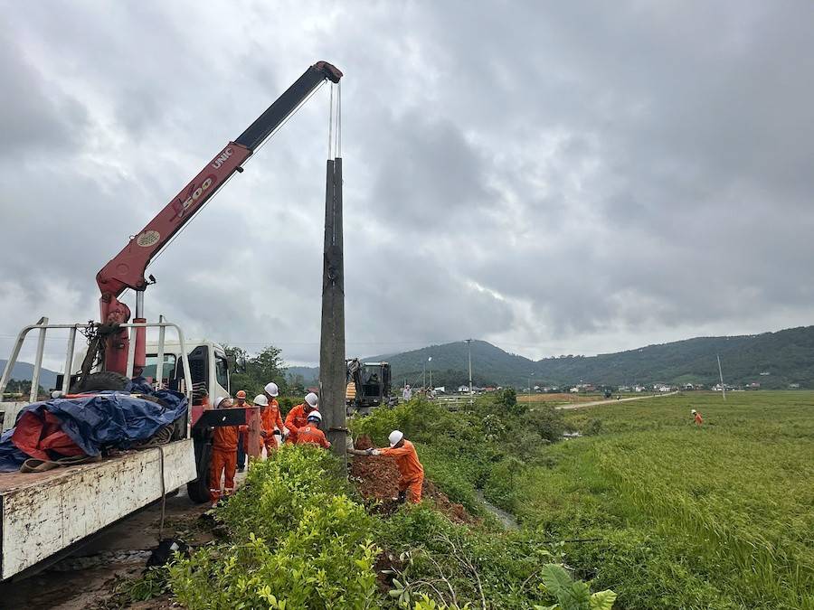 Công nhân Đội QLĐLKV Yên Thành (Nghệ An) và Đội xung kích Công ty Điện lực Sơn La nỗ lực khắc phục lưới điện, sớm cấp điện trở lại phục vụ nhân dân sau bão