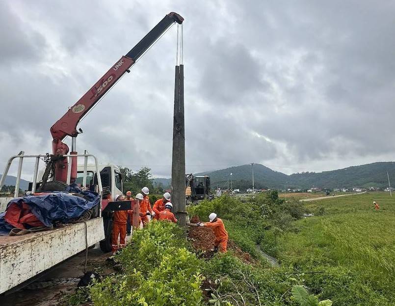Lãnh đạo Tổng công ty Điện lực miền Bắc sát cánh tại hiện trường sau bão, quyết liệt khôi phục lưới điện Nghệ An