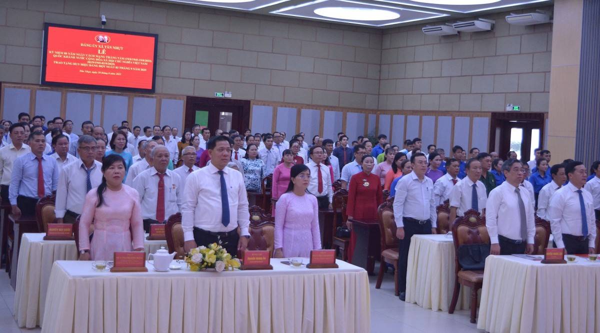 Phường An Lạc, xã Tân Nhựt (TP. Hồ Chí Minh) tổ chức trao tặng Huy hiệu Đảng dịp Quốc khánh 2/9