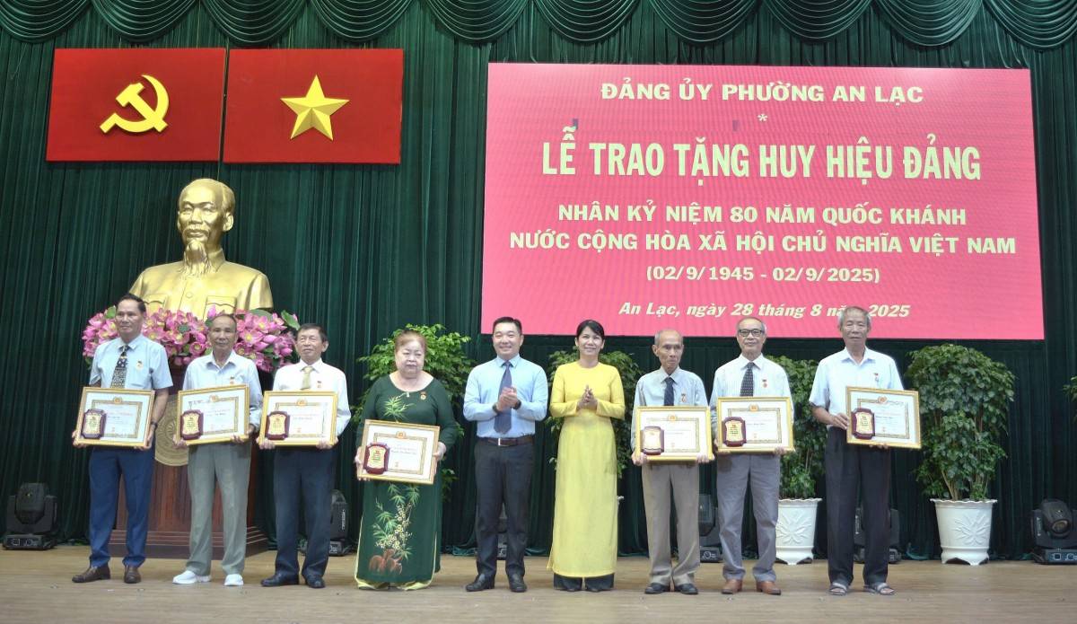 Phường An Lạc, xã Tân Nhựt (TP. Hồ Chí Minh) tổ chức trao tặng Huy hiệu Đảng dịp Quốc khánh 2/9
