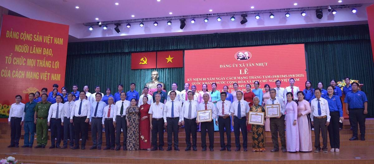 Phường An Lạc, xã Tân Nhựt (TP. Hồ Chí Minh) tổ chức trao tặng Huy hiệu Đảng dịp Quốc khánh 2/9