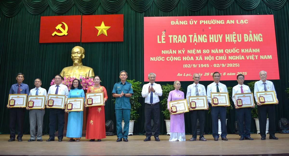 Phường An Lạc, xã Tân Nhựt (TP. Hồ Chí Minh) tổ chức trao tặng Huy hiệu Đảng dịp Quốc khánh 2/9