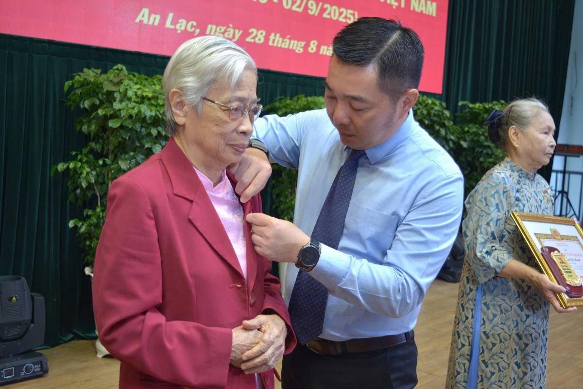 Ông Lê Trương Hải Hiếu- Bí thư Đảng uỷ phường An Lcj, trao Huy hiệu Đảng cho các Đảng viên 