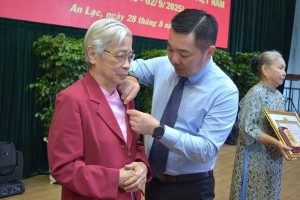 Phường An Lạc, xã Tân Nhựt (TP. Hồ Chí Minh) tổ chức trao tặng Huy hiệu Đảng dịp Quốc khánh 2/9