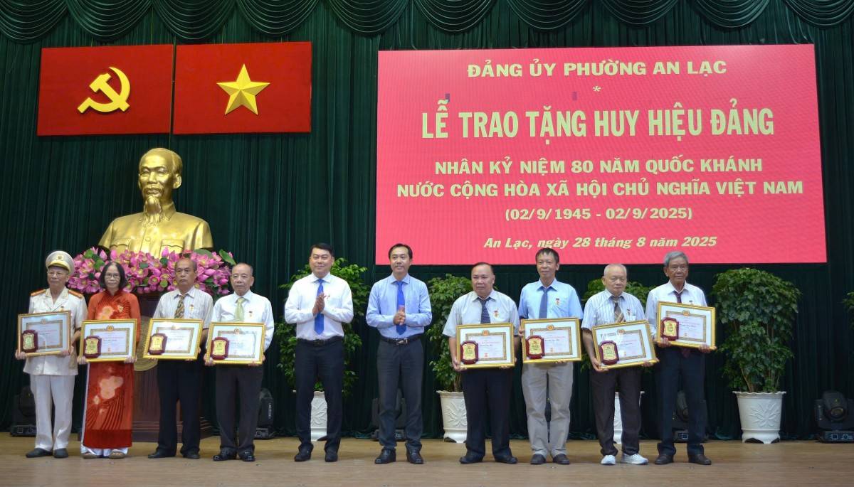 Lãnh đạo phường An Lạc trao huy hiệu Đảng đợt Quốc khánh cho 61 Đảng viên 