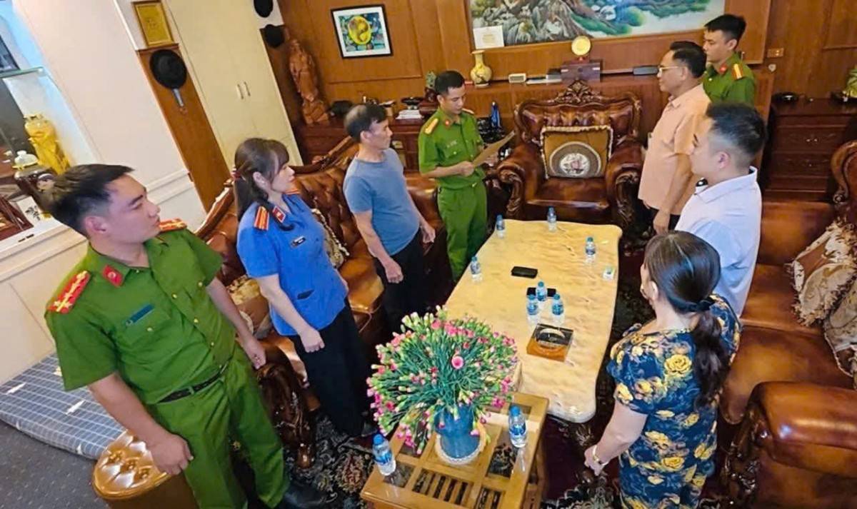 Cơ quan Cảnh sát điều tra Công an tỉnh Thanh Hoá thi hành lệnh khám xét khẩn cấp. Ảnh: Công an tỉnh Thanh Hoá