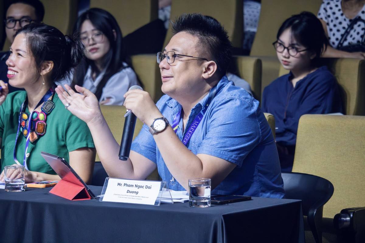 Ban giám khảo nhận xét về phần thuyết trình của của đội sinh viên.