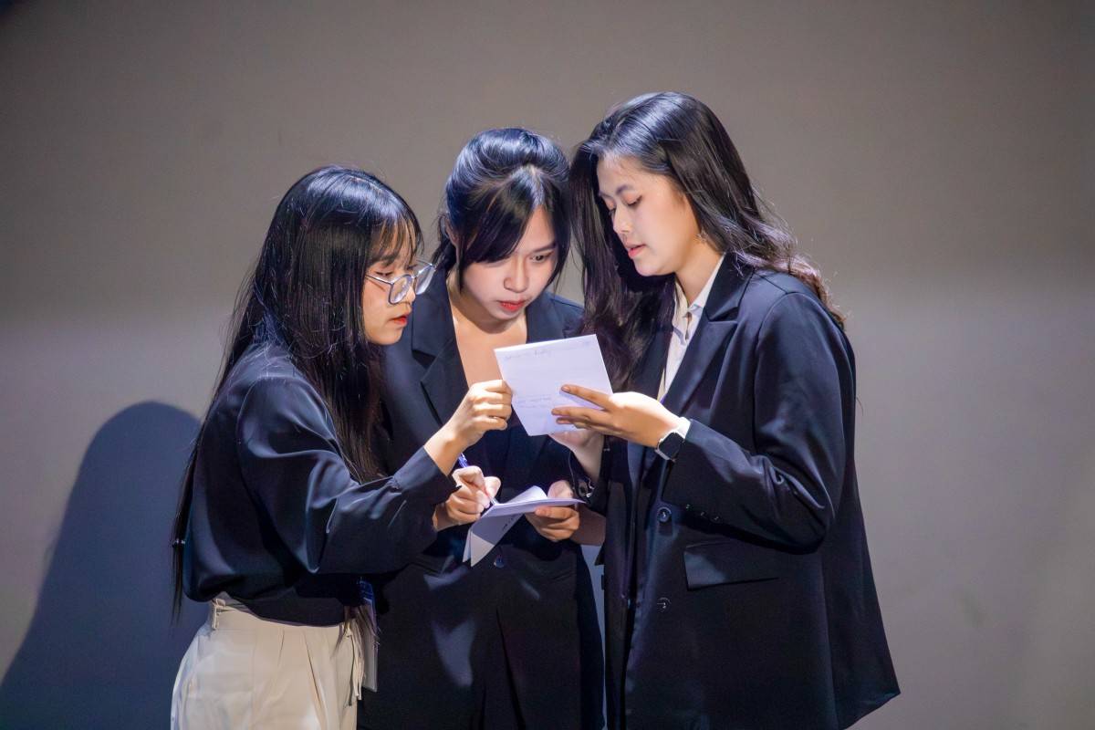 Đội “zét zun kầm kập” thảo luận trả lời câu hỏi của ban giám khảo. 