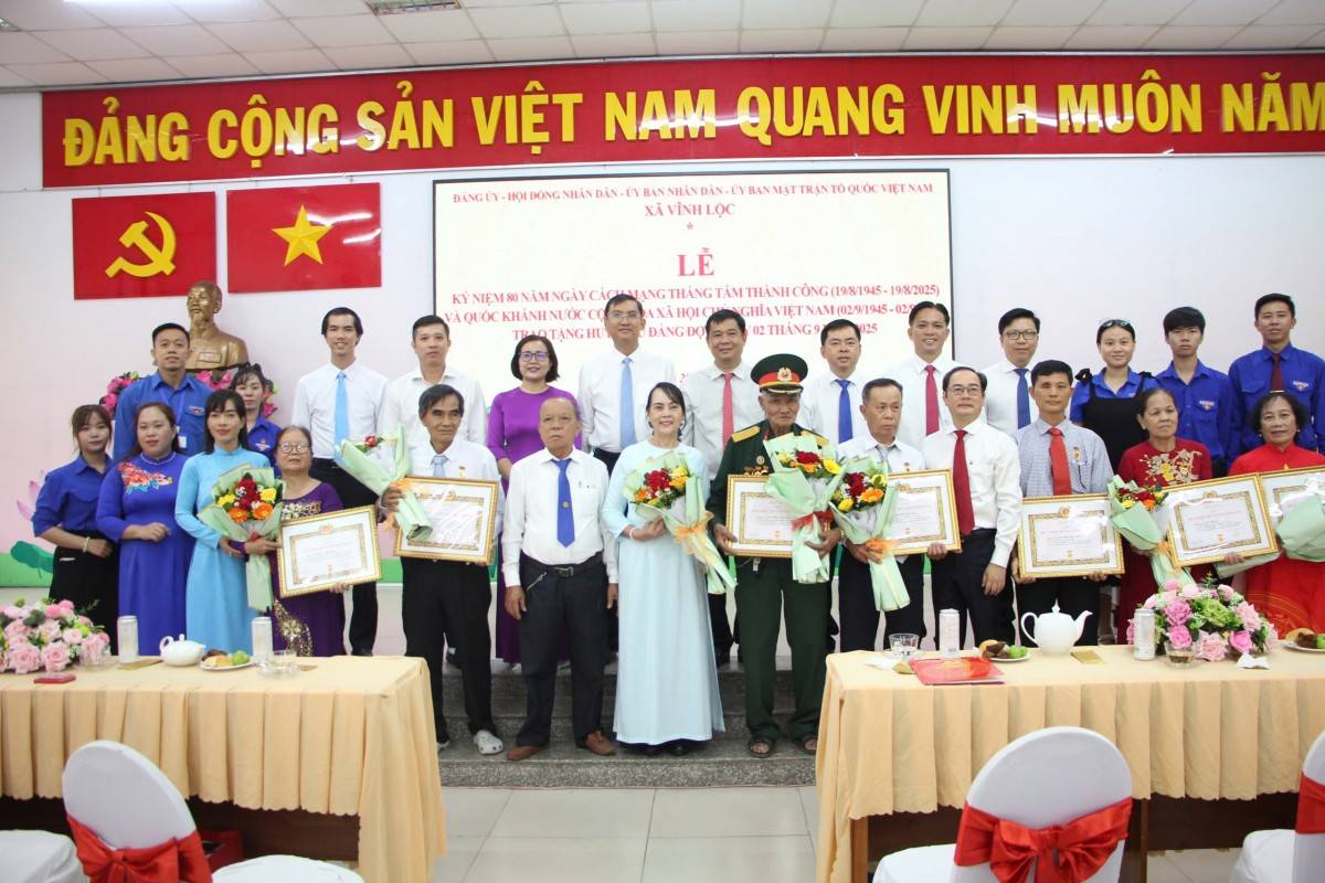 Trang trọng lễ trao Huy hiệu Đảng tại Bình Lợi, Vĩnh Lộc (TP. Hồ Chí Minh) dịp Quốc khánh 2/9