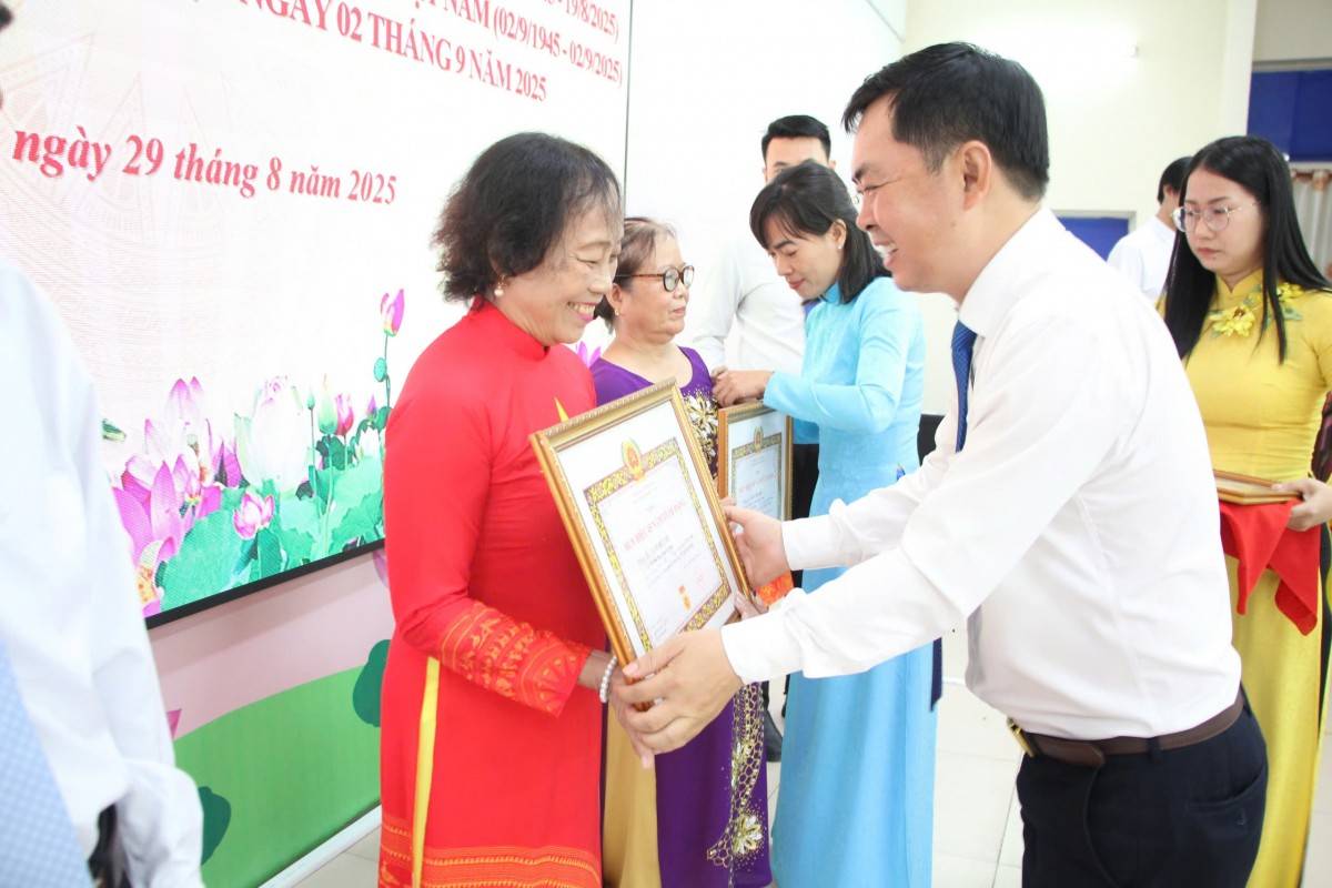 Trang trọng lễ trao Huy hiệu Đảng tại Bình Lợi, Vĩnh Lộc (TP. Hồ Chí Minh) dịp Quốc khánh 2/9