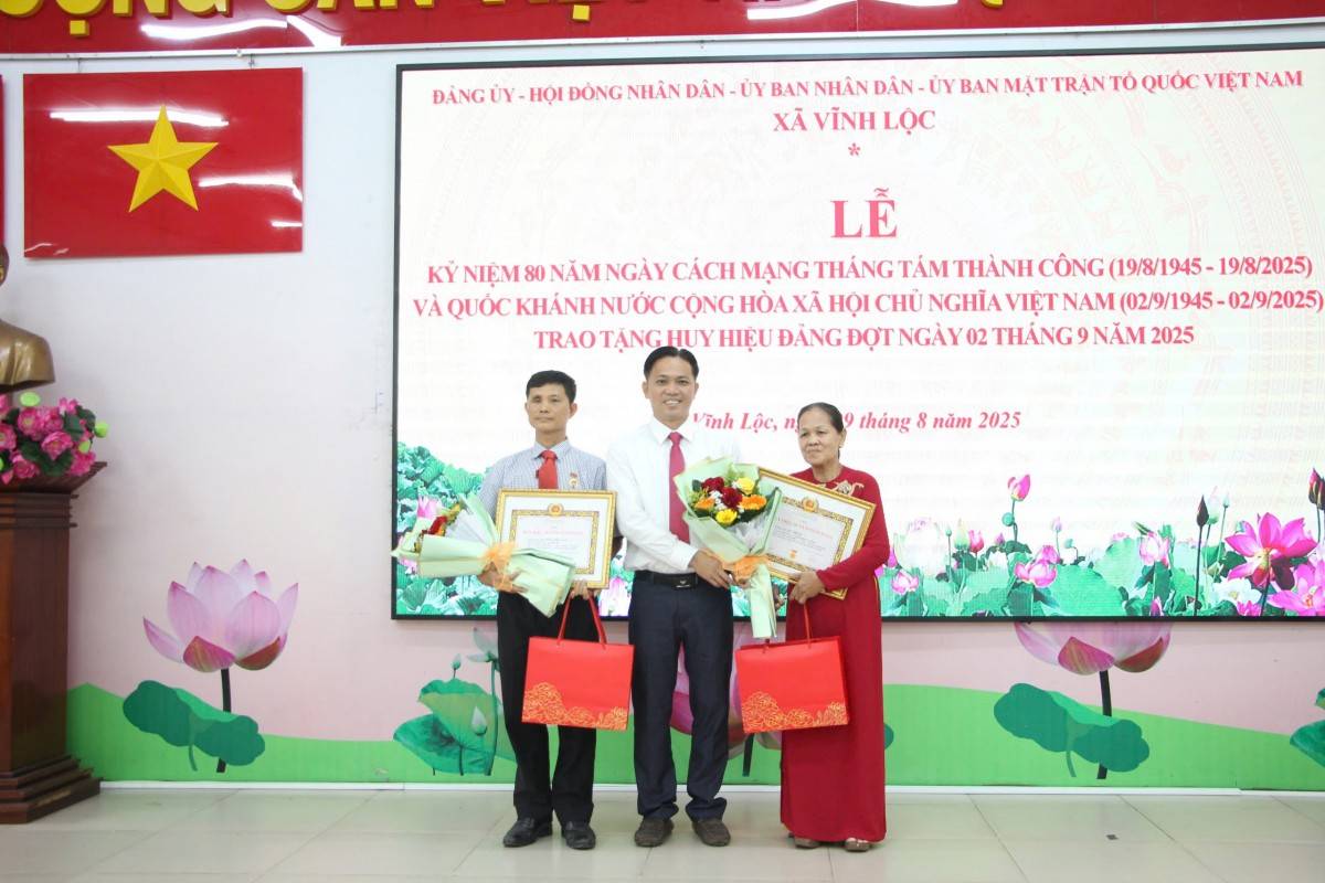 Đảng uỷ xã Vĩnh Lộc trao tặng huy Hiệu Đảng cho các Đảng viên đợt 2/9