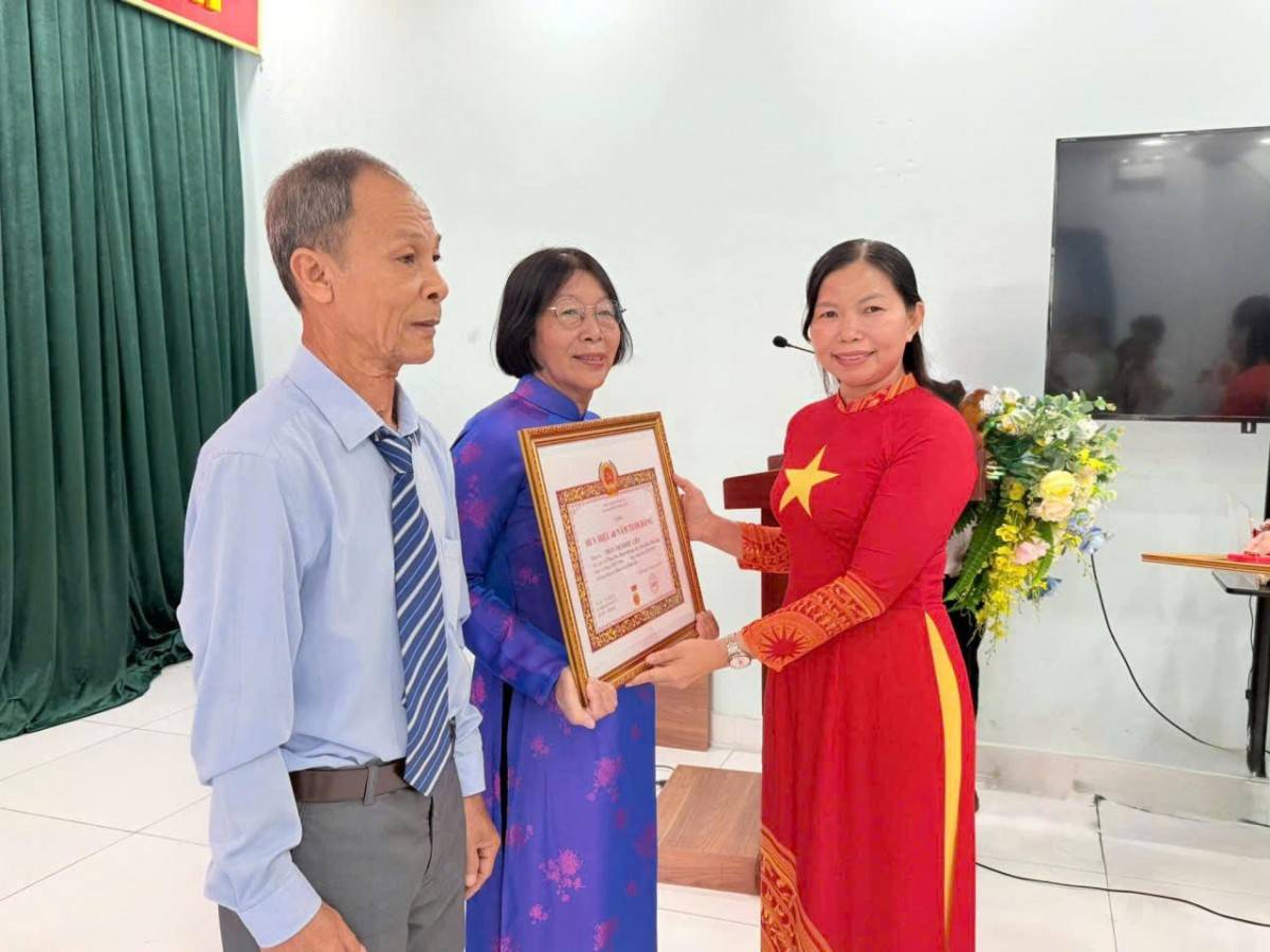 đồng chí Nguyễn Thị Liêm giữ chức vụ Phó Bí thư Đảng ủy, Chủ tịch UBND xã.