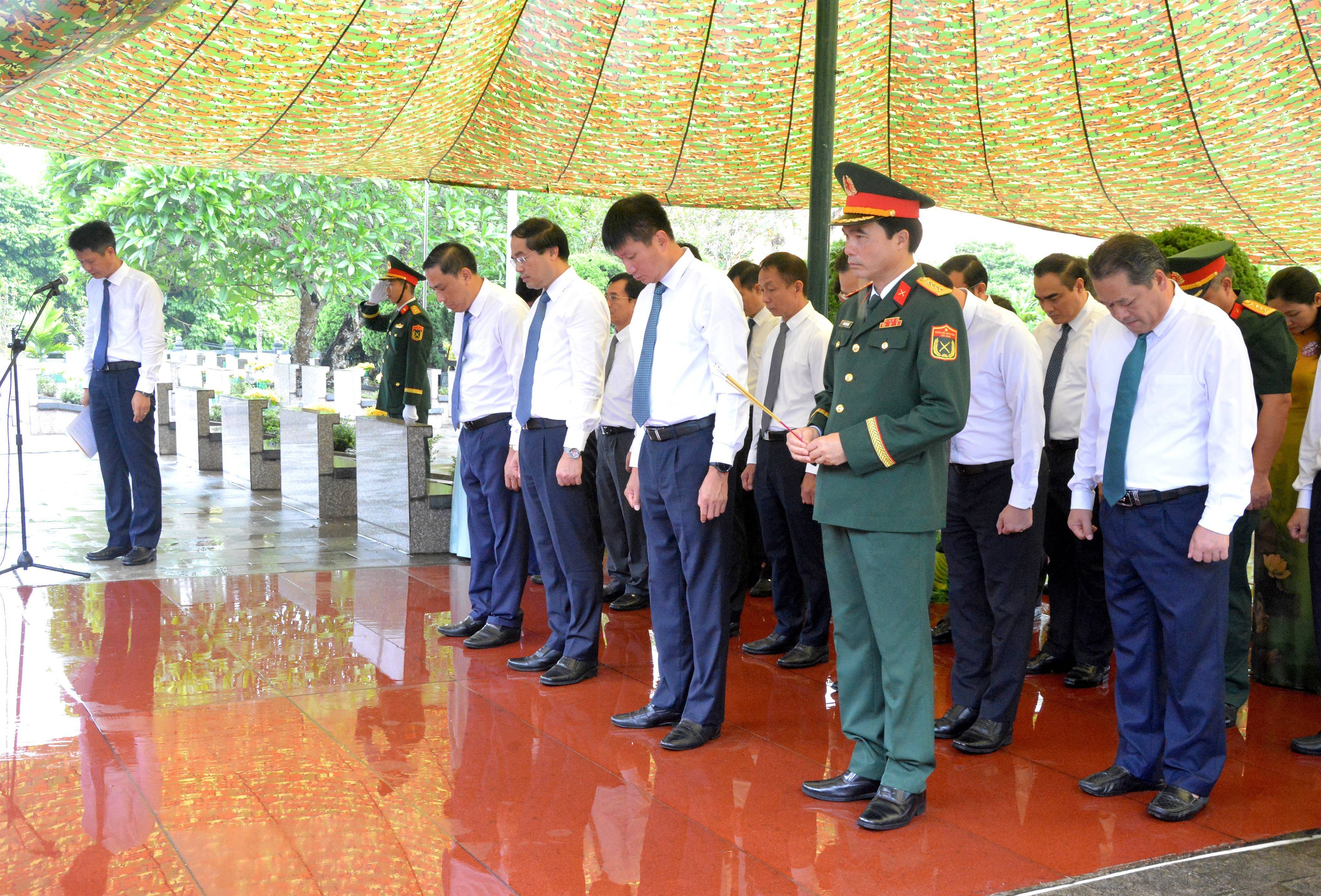 Lãnh đạo tỉnh Lào Cai dâng hương tưởng niệm Bác Hồ và viếng liệt sĩ dịp Quốc khánh 2/9