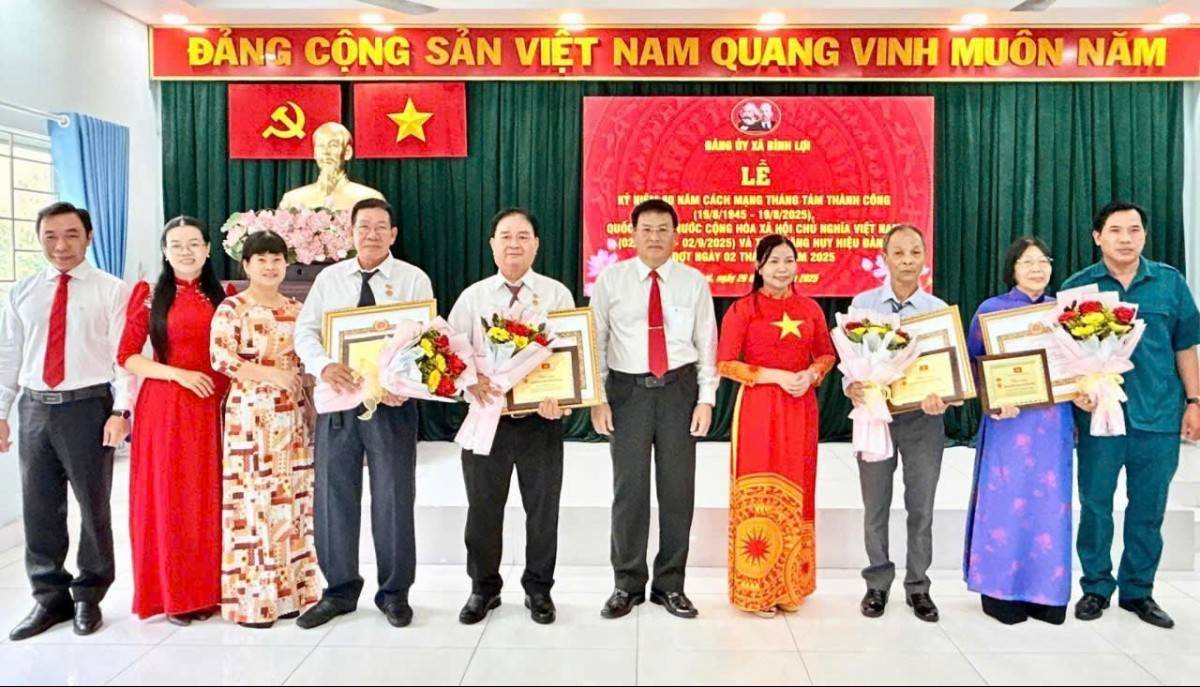 Trang trọng lễ trao Huy hiệu Đảng tại Bình Lợi, Vĩnh Lộc (TP. Hồ Chí Minh) dịp Quốc khánh 2/9