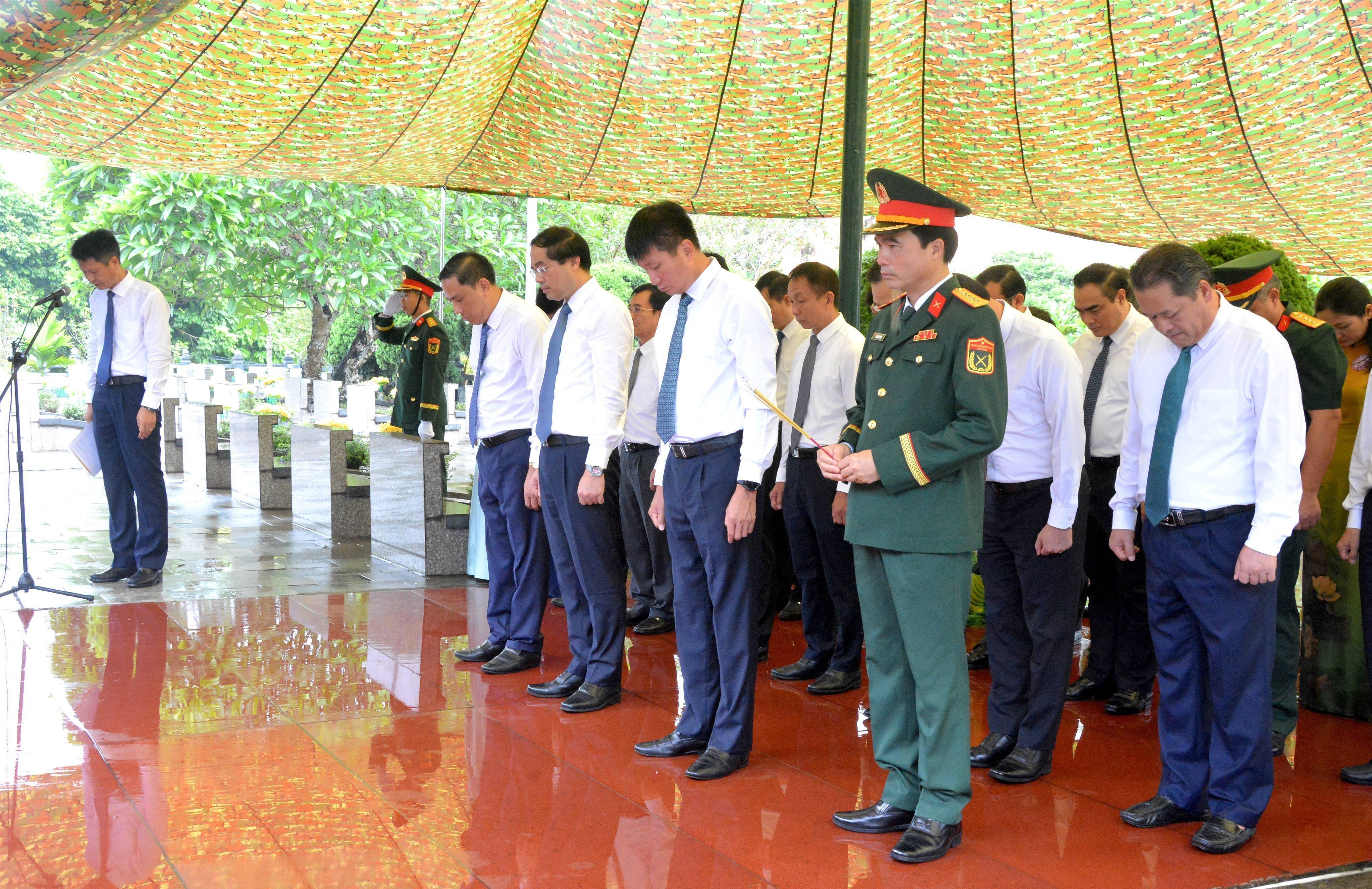 Lãnh đạo tỉnh Lào Cai dâng hương tưởng niệm Bác Hồ và viếng liệt sĩ dịp Quốc khánh 2/9