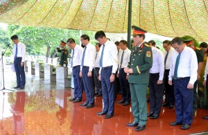 Lãnh đạo tỉnh Lào Cai dâng hương tưởng niệm Bác Hồ và viếng liệt sĩ dịp Quốc khánh 2/9