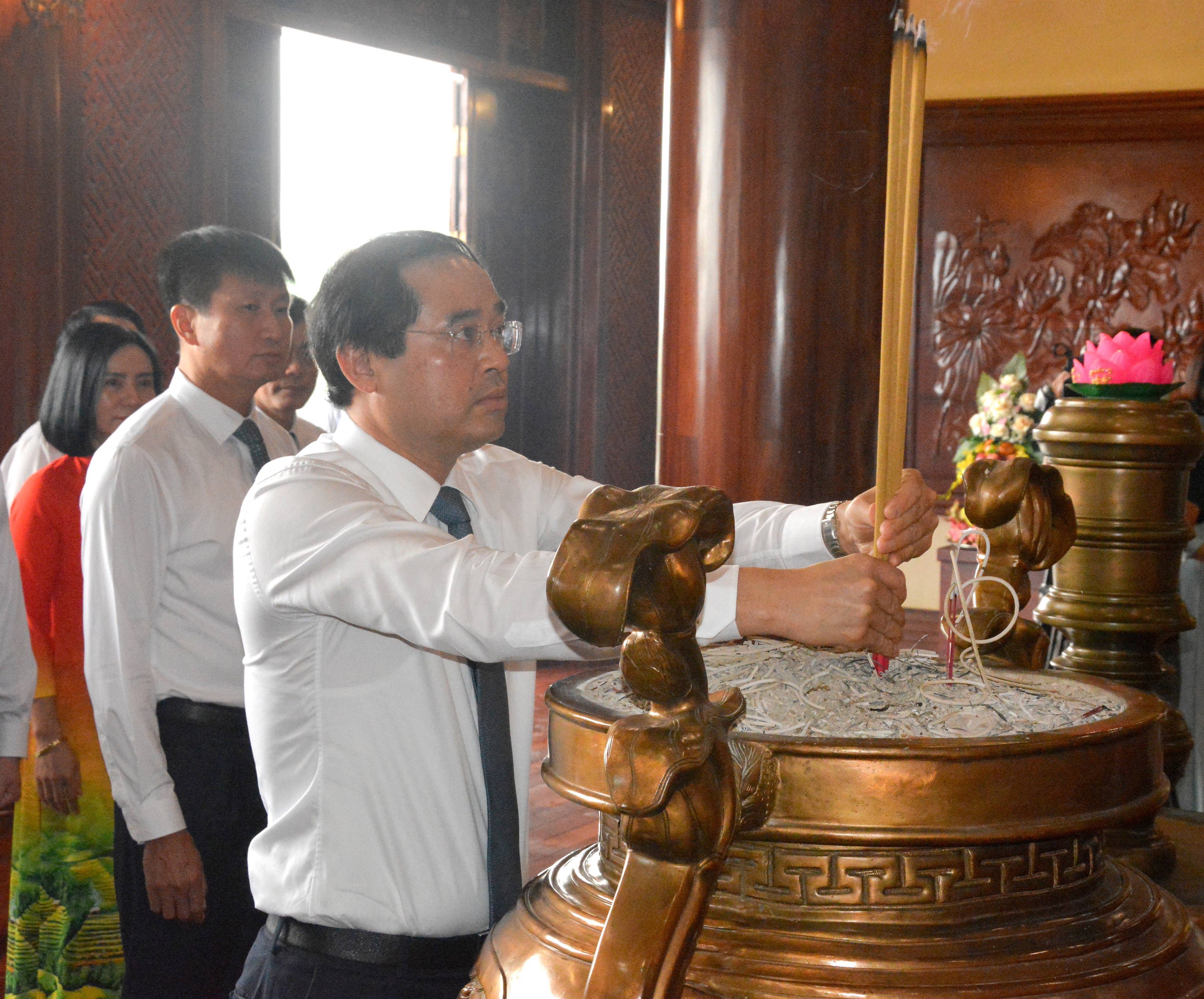 Lãnh đạo tỉnh Lào Cai dâng hương tưởng niệm Bác Hồ và viếng liệt sĩ dịp Quốc khánh 2/9