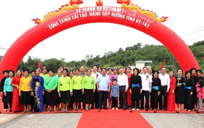 Bí thư Tỉnh ủy Tuyên Quang Hầu A Lềnh và các đồng chí lãnh đạo tỉnh chụp ảnh lưu niệm với người dân trên tuyến đường tỉnh 183. Tuyên Quang khánh thành Hệ thống cấp nước Suối Sửu và thông xe kỹ thuật đường tỉnh 183