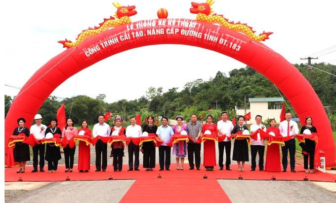 Bí thư Tỉnh ủy Tuyên Quang Hầu A Lềnh và các đồng chí lãnh đạo tỉnh thực hiện nghi thức cắt băng khánh thành dự án nâng cấp đường tỉnh 183. Tuyên Quang khánh thành Hệ thống cấp nước Suối Sửu và thông xe kỹ thuật đường tỉnh 183