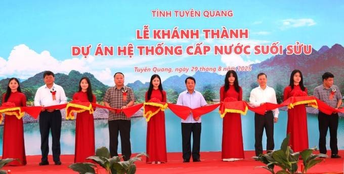 Các đồng chí lãnh đạo tỉnh Tuyên Quang thực hiện nghi thức cắt băng khánh thành hệ thống cấp nước Suối Sửu. (Minh Tâm/TTXVN) Các đồng chí lãnh đạo tỉnh Tuyên Quang thực hiện nghi thức cắt băng khánh thành hệ thống cấp nước Suối Sửu. (Minh Tâm/TTXVN)