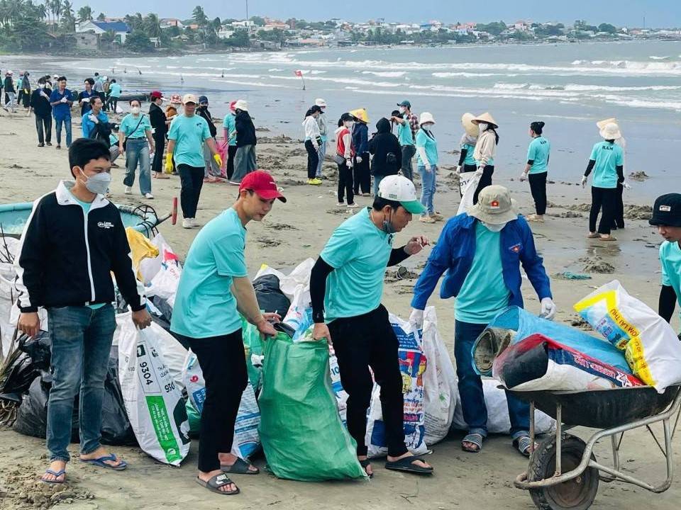 Phường Mũi Né (Lâm Đồng): Tiếp tục ra quân “làm sạch” khu vực làng chài