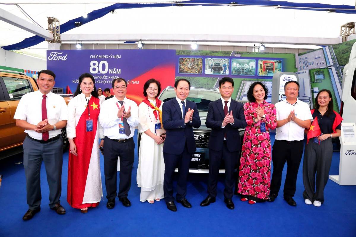 Các đồng chí lãnh đạo thành phố Hải Phòng thăm quan Triển lãm.