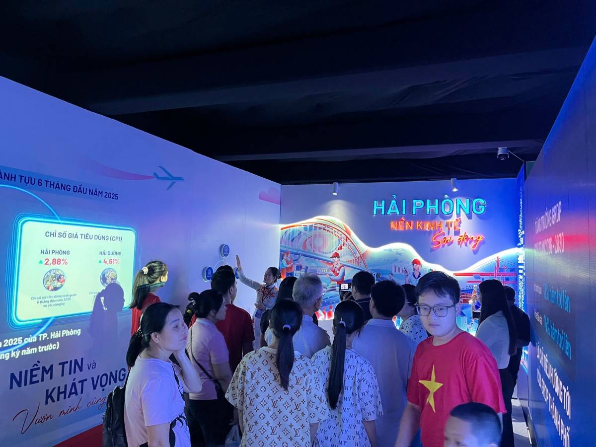  Du khách và nhân dân rất thích thú với sự trải nghiệm công nghệ 3D Maping trong lòng con Tầu Trường Minh tại TL A80 của Tp Hải phòng