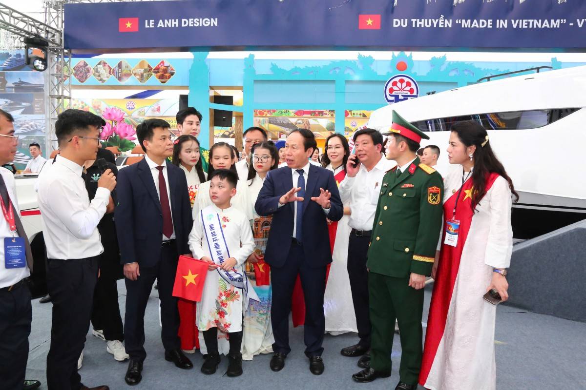 Các đồng chí lãnh đạo thành phố Hải Phòng thăm quan Triển lãm.