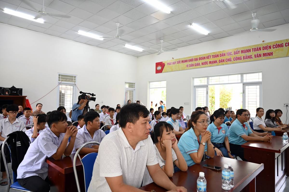 Nhóm thiện nguyện Tâm Đức: 9 năm tiếp sức học sinh nghèo đến trường