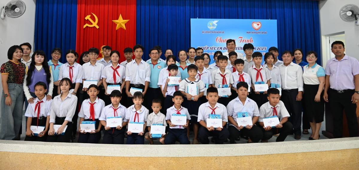 Nhóm thiện nguyện Tâm Đức: 9 năm tiếp sức học sinh nghèo đến trường