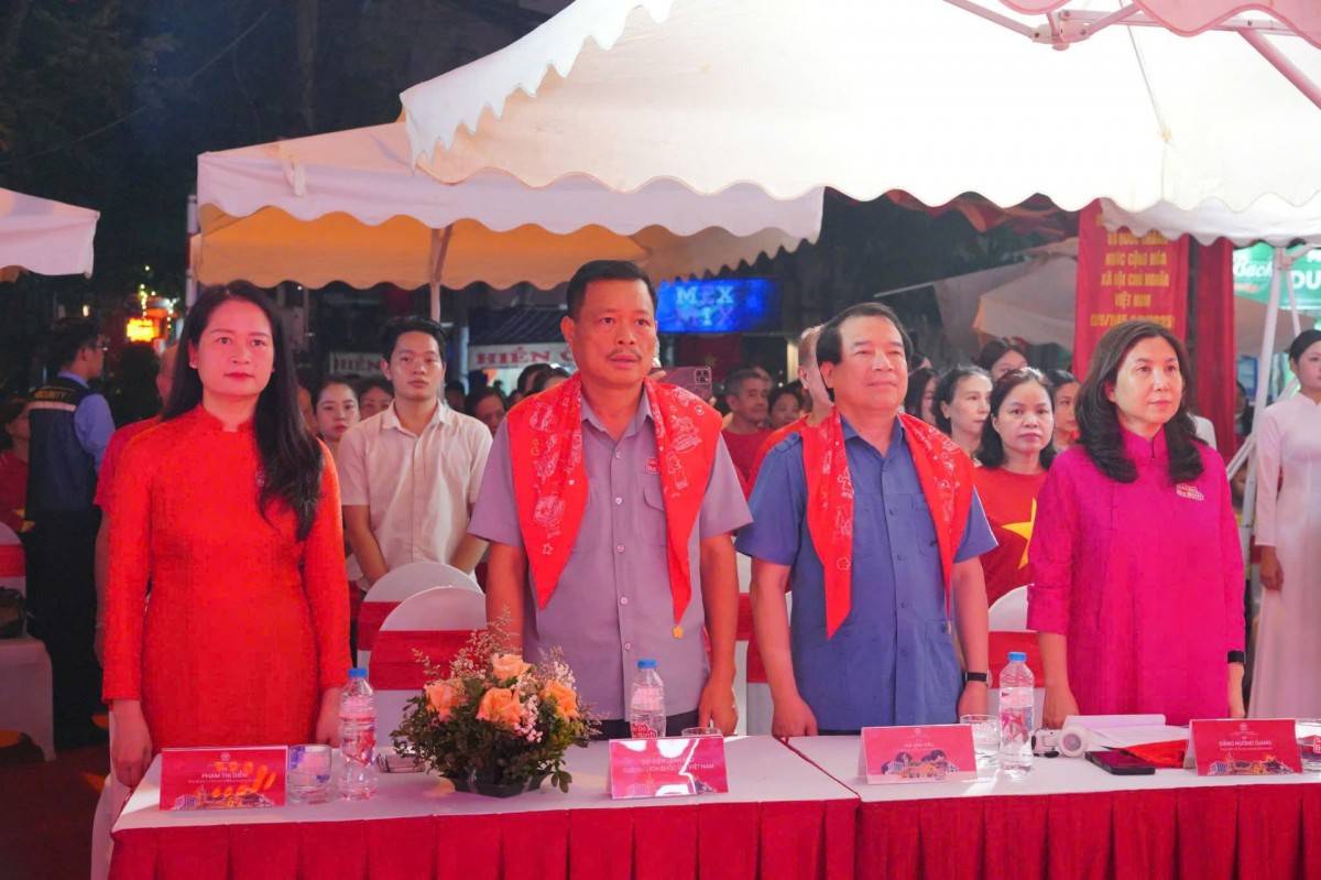 “Sắc đỏ Ba Đình”: Quảng bá văn hoá, lịch sử Hà Nội “Sắc đỏ Ba Đình”: Quảng bá văn hoá, lịch sử Hà Nội