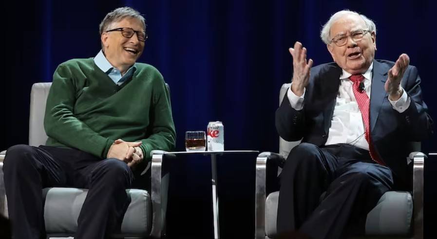 Tỷ phú Bill Gates và tỷ phú Warren Buffett là đôi bạn thân, cùng chia sẻ tại một trường Columbia Business School 