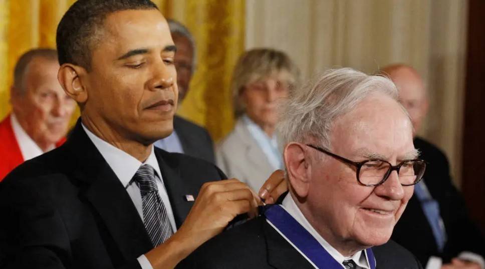 Tổng thống Obama từng trao Huân chương Tự do Tổng thống cho Warren Buffett