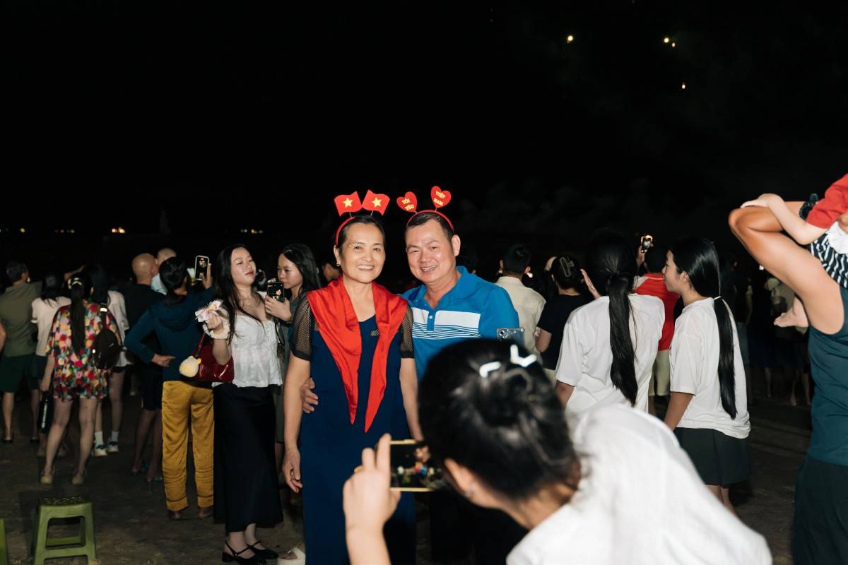 Du khách đổ về Bãi Cháy ngắm pháo hoa, ‘săn’ khoảnh khắc rực rỡ cờ hoa dịp Quốc Khánh 2/9