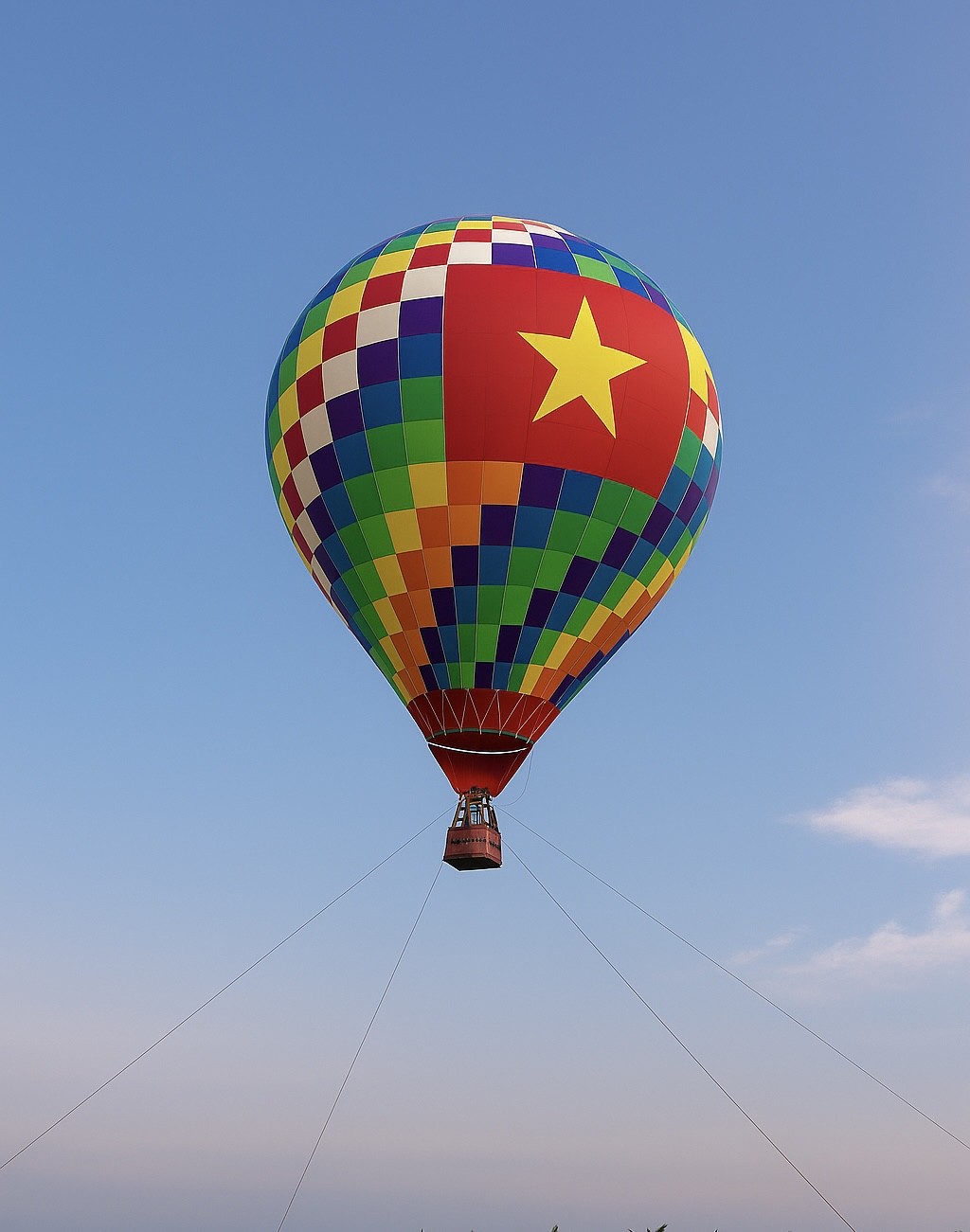 Du khách đổ về Bãi Cháy ngắm pháo hoa, ‘săn’ khoảnh khắc rực rỡ cờ hoa dịp Quốc Khánh 2/9