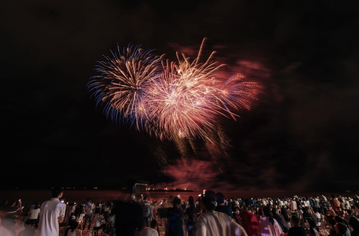 Du khách đổ về Bãi Cháy ngắm pháo hoa, ‘săn’ khoảnh khắc rực rỡ cờ hoa dịp Quốc Khánh 2/9