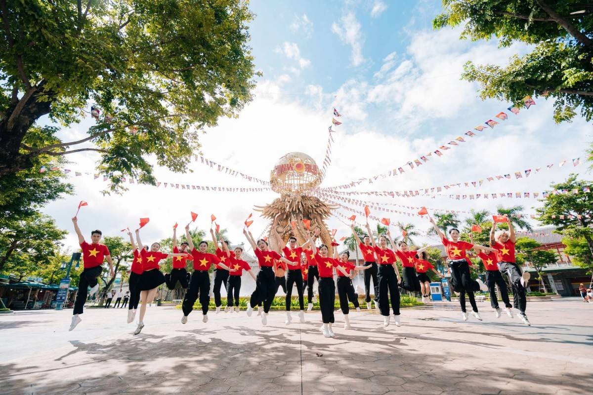 Du khách đổ về Bãi Cháy ngắm pháo hoa, ‘săn’ khoảnh khắc rực rỡ cờ hoa dịp Quốc Khánh 2/9