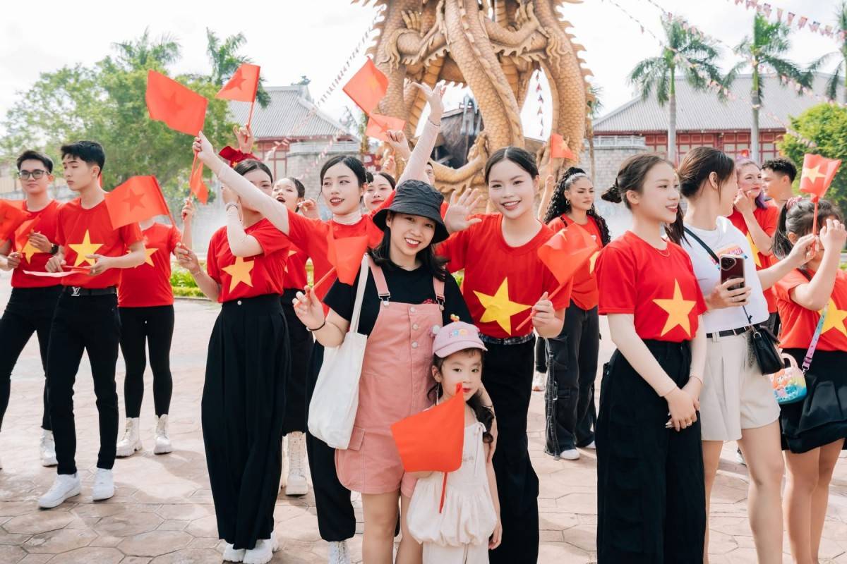 Du khách đổ về Bãi Cháy ngắm pháo hoa, ‘săn’ khoảnh khắc rực rỡ cờ hoa dịp Quốc Khánh 2/9